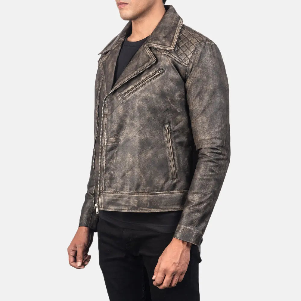 
Perspective portée de Danny Quilted Brown Leather Biker Jacket sur modèle - Tombé naturel à la lumière du jour