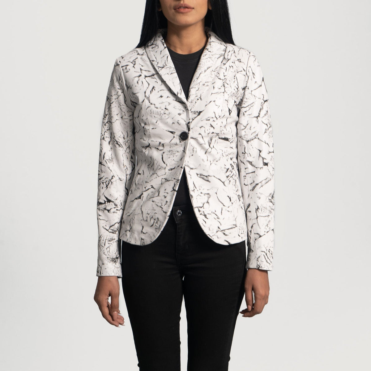 
Donna Blake Blanc Blazer en Cuir en Cuir pour Femme in White Sheepskin Dip &Amp; Dye - Vue de face & silhouette ajustée | Acheter en ligne