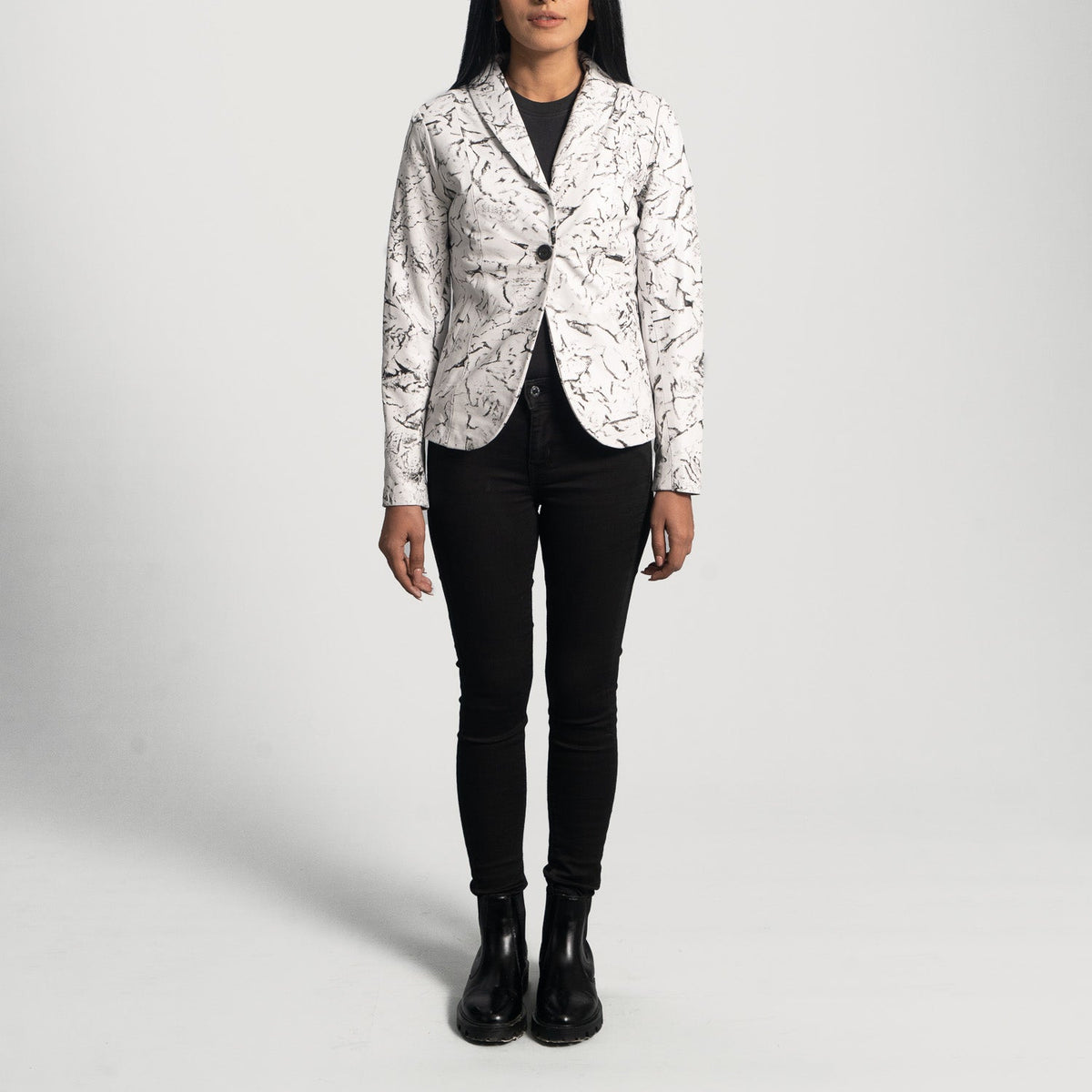 
Vue détaillée of Notch & Button Hardware on Donna Blake Blanc Blazer en Cuir en Cuir pour Femme