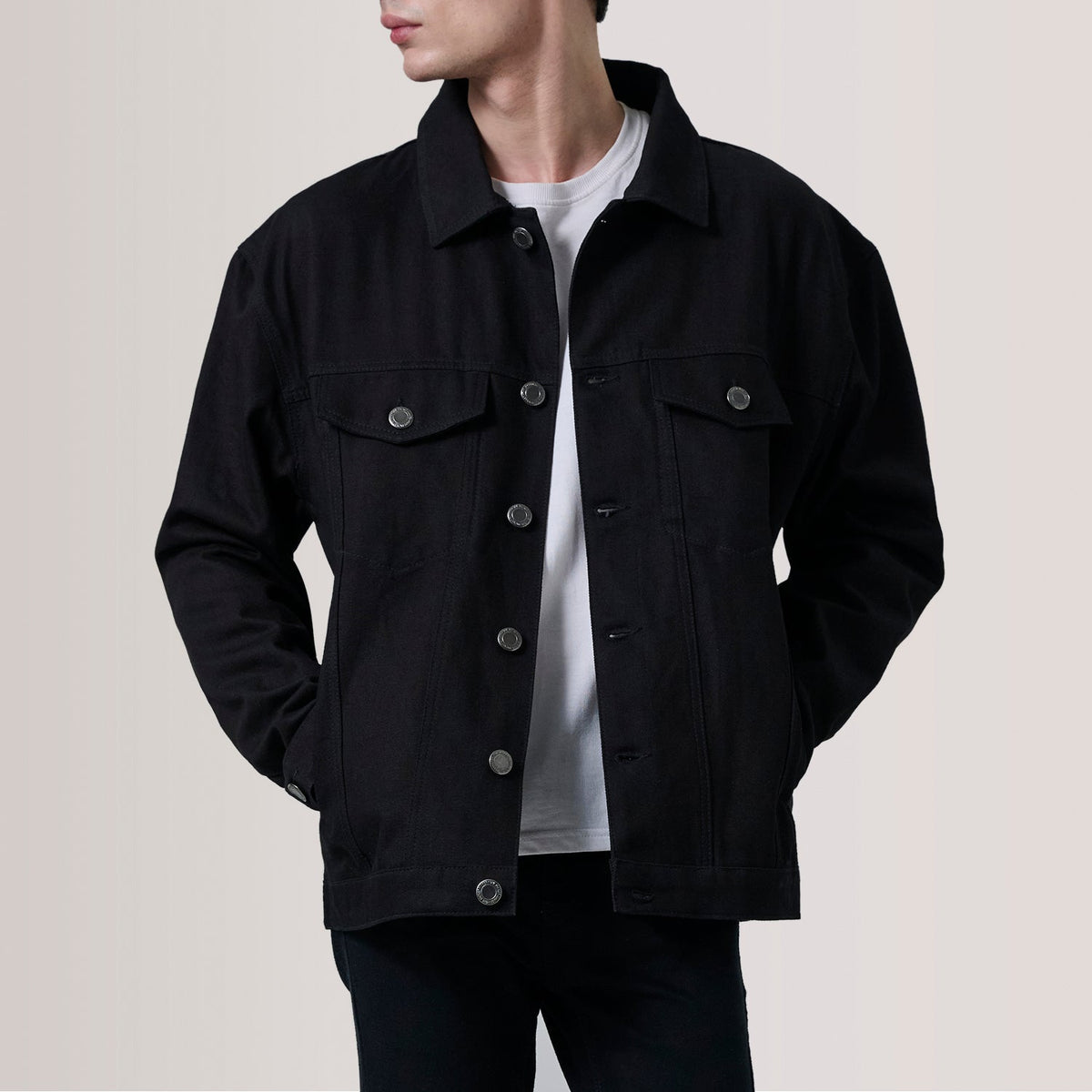 
Eddie Noir Oversized Denim Trucker Veste en Cuir pour Homme For Men en cuir de vachette noir véritable - Vue de face & silhouette ajustée | Acheter en ligne