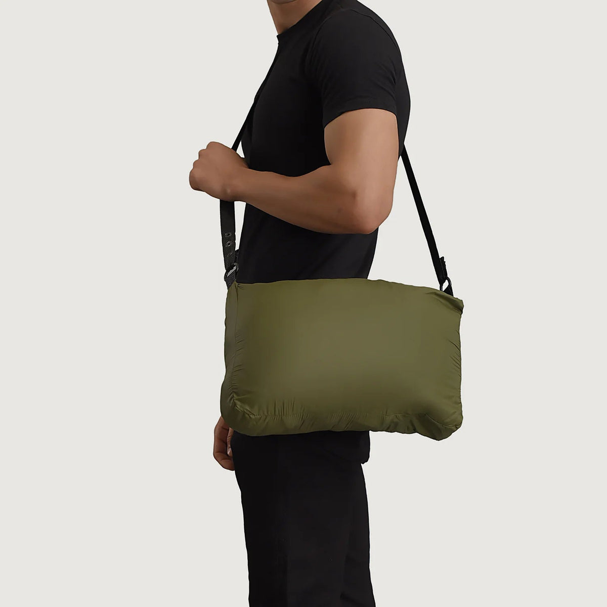 
Green Full-Grain Leather Hooded Jacket - Vue arrière montrant la carrure ajustée et l'ourlet net