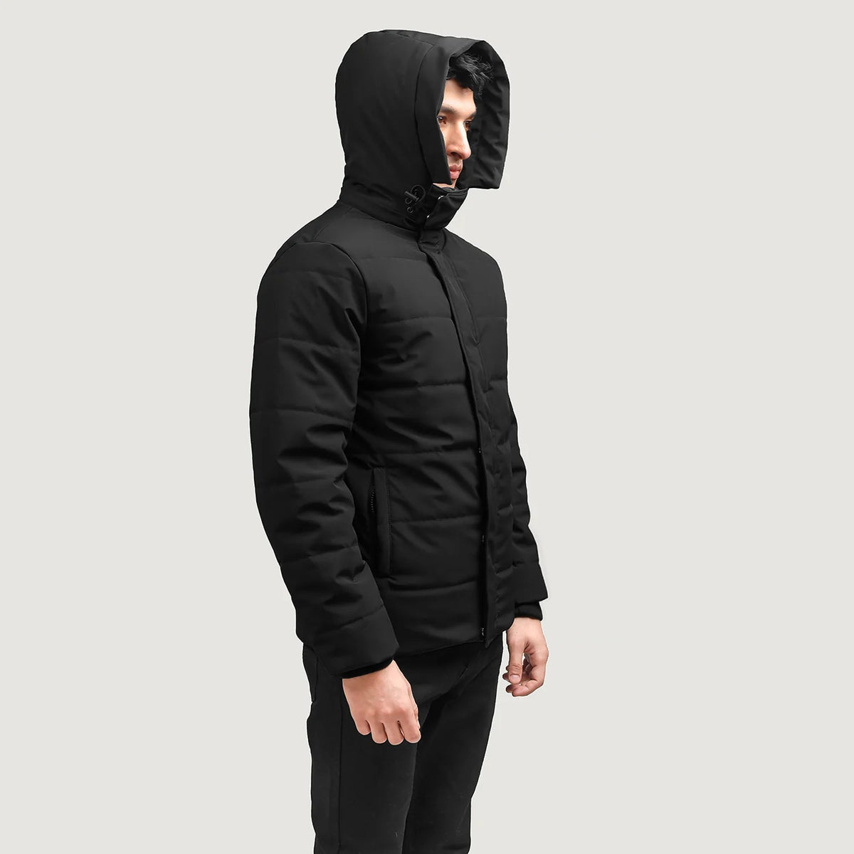 
Exton Noir Hooded Down Puffer Veste en Cuir pour Homme - Vue de profil mettant en valeur la coupe de manche ergonomique