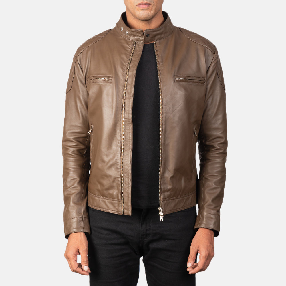 
Gatsby Moka Veste Motard en Cuir pour Homme in Dark Brown Sheepskin Leather - Vue de face & silhouette ajustée | Acheter en ligne