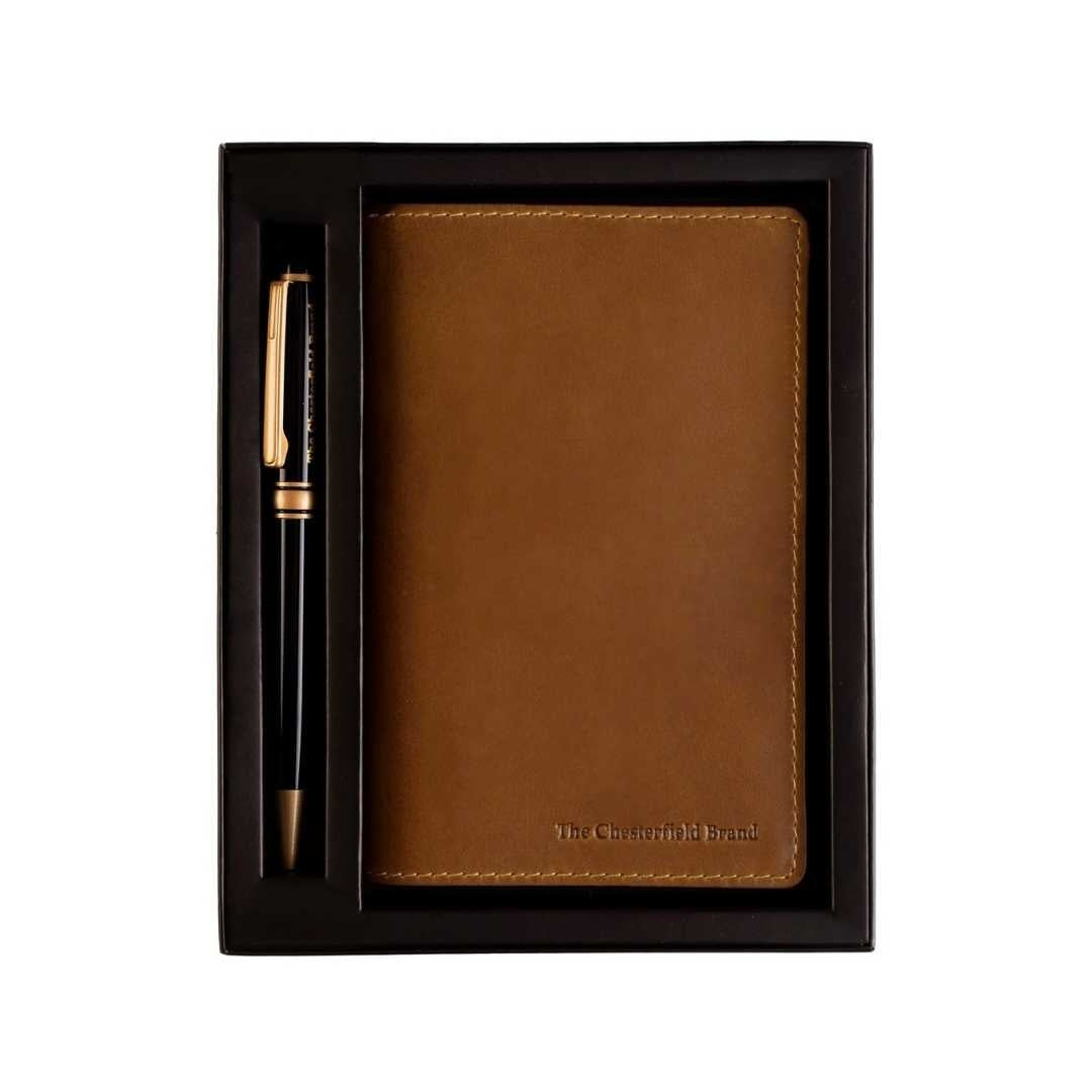 
Giftset Leather Writing Case and Pen (Passport holder) in Classic Full-Grain Leather - Vue de face & silhouette ajustée | Acheter en ligne
