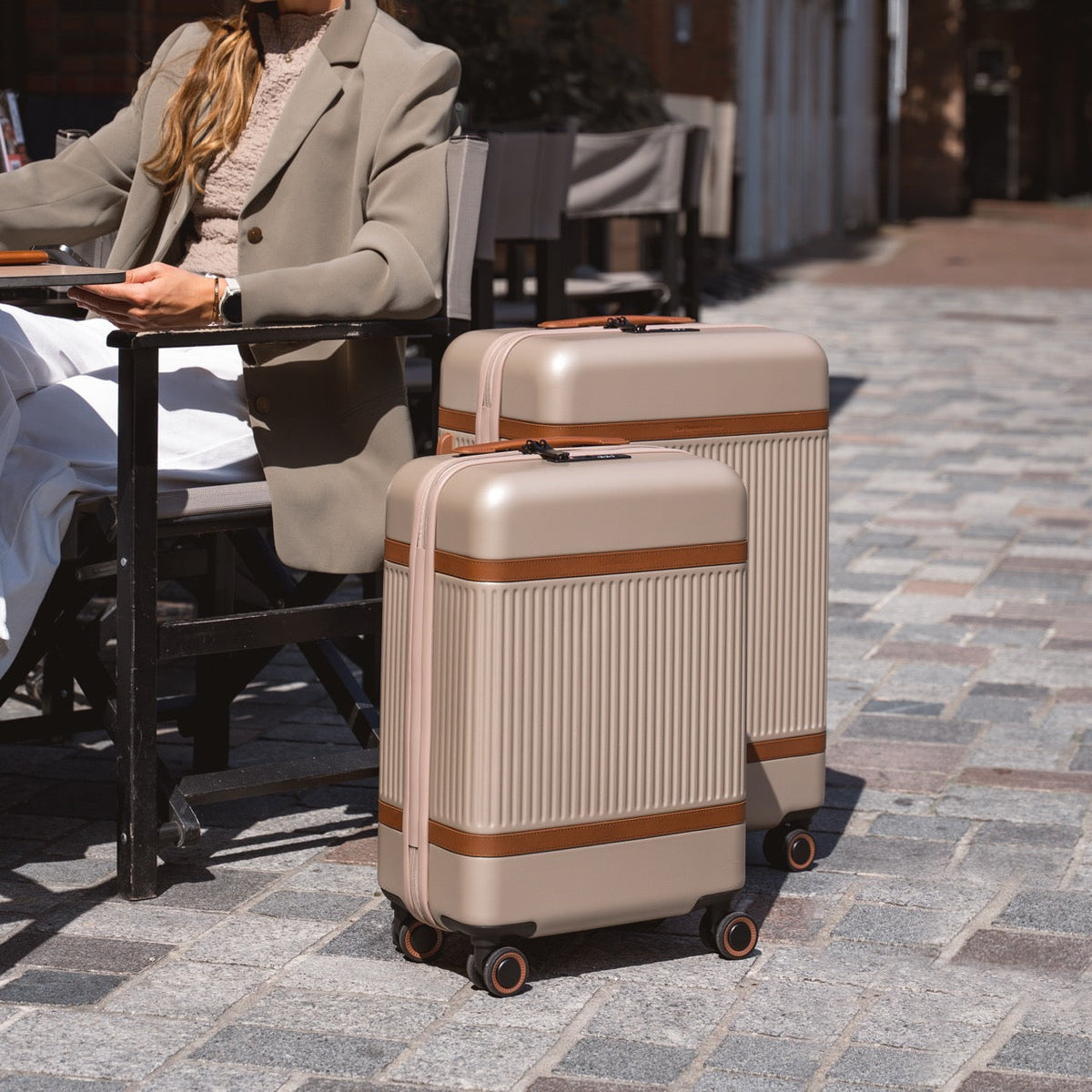 Vue détaillée of Classic Collar &amp; Heavy-Duty Zipper Hardware on Hand Luggage Suitcase Zuna pour Femme