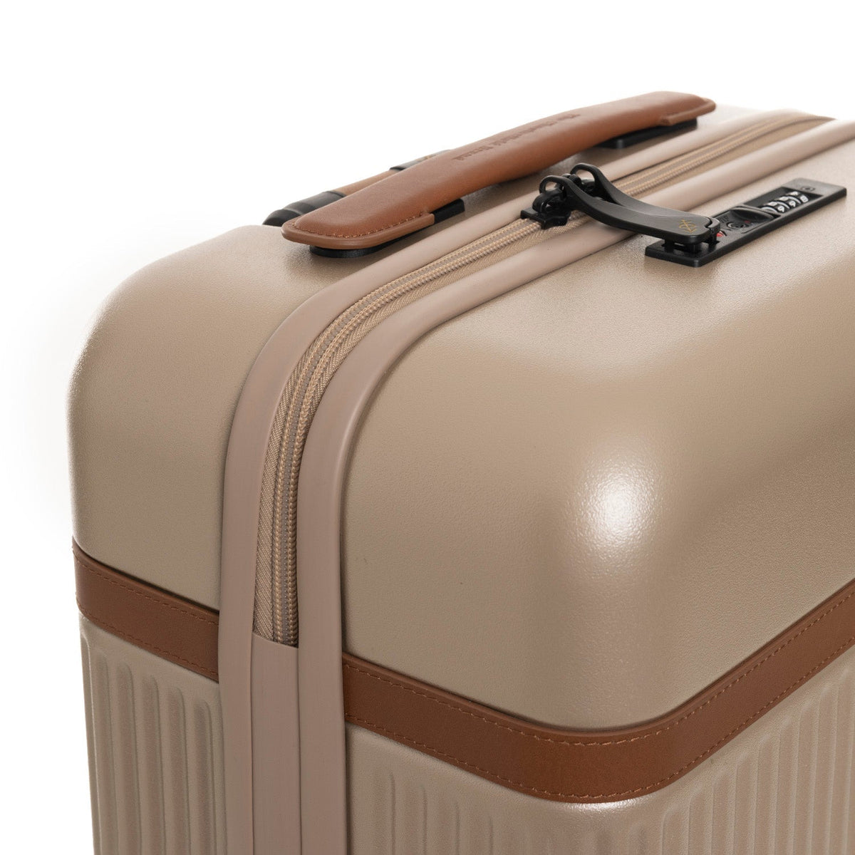 Styled Fit Perspective of Hand Luggage Suitcase Zuna pour Femme on Model - Natural Daylight Drape
