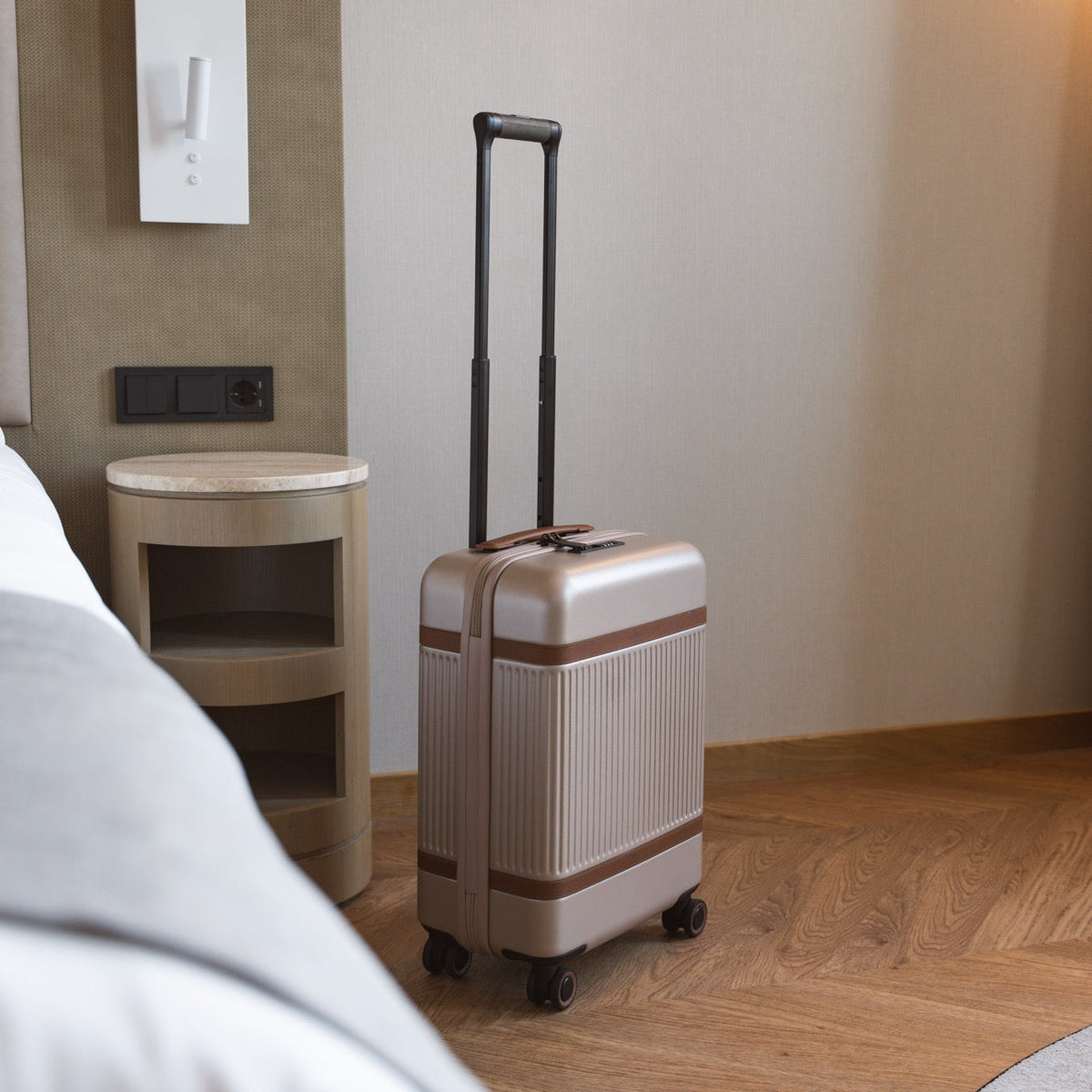 Hand Luggage Suitcase Zuna pour Femme - Vue de profil avec coupe de manche ergonomique