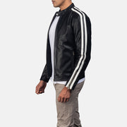 
Gros plan sur le col à bouton-pression et les finitions zippées de Hank Noir Veste Motard en Cuir pour Homme