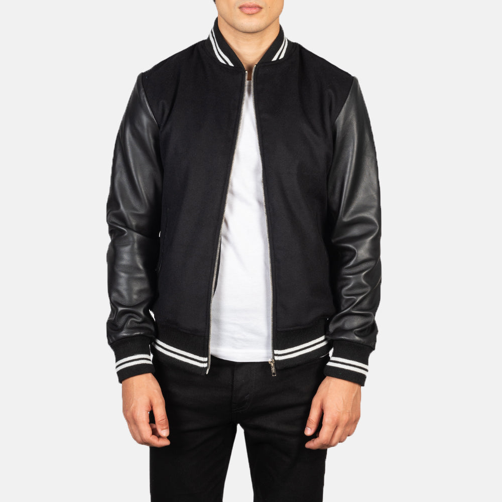 Harrison Noir Hybrid Varsity Veste en Cuir pour Homme in Black Sheepskin Leather - Vue de face &amp; silhouette ajustée | Acheter en ligne