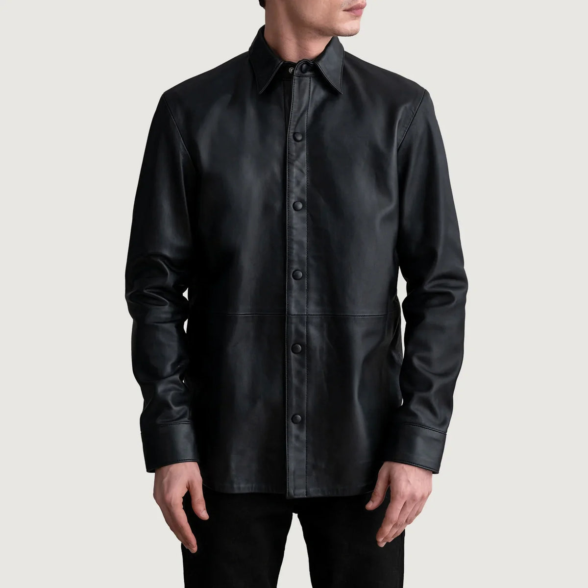 
Haven Black Leather Shirt - Vue de profil mettant en valeur la coupe de manche ergonomique