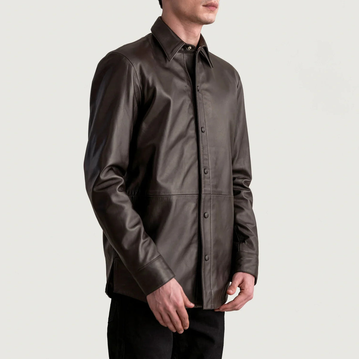 
Perspective portée de Haven Black Leather Shirt sur modèle - Tombé naturel à la lumière du jour