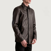 
Perspective portée de Haven Black Leather Shirt sur modèle - Tombé naturel à la lumière du jour