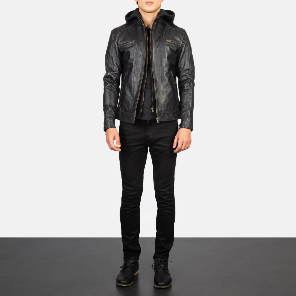 
Hector Noir Hooded Veste Motard en Cuir pour Homme - Vue de profil mettant en valeur la coupe de manche ergonomique