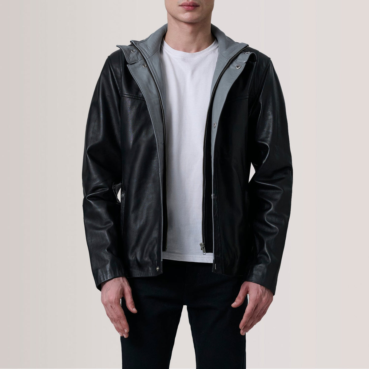 Henrik Grey Suede Cafe Racer For Men in Grey Goatskin Suede - Vue de face &amp; silhouette ajustée | Acheter en ligne