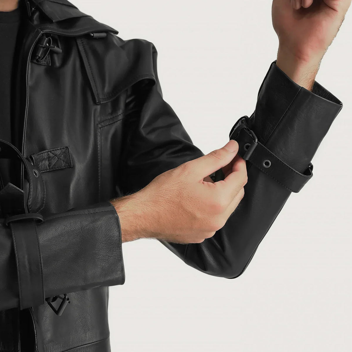 
Vue détaillée of Shirt collar with a large hood & Belted Hardware on Huntsman Noir Hooded Trench-coat en Cuir pour Homme