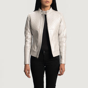 
Ice Maiden Silver Matelassé Veste Motard en Cuir pour Femme - Vue de profil mettant en valeur la coupe de manche ergonomique