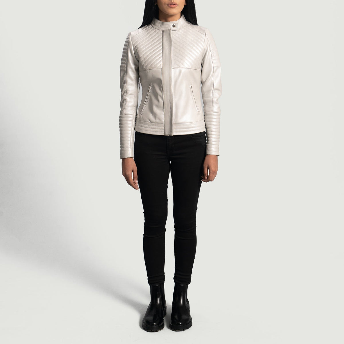Gros plan sur le col à bouton-pression et les finitions zippées de Ice Maiden Silver Quilted Leather Biker Jacket