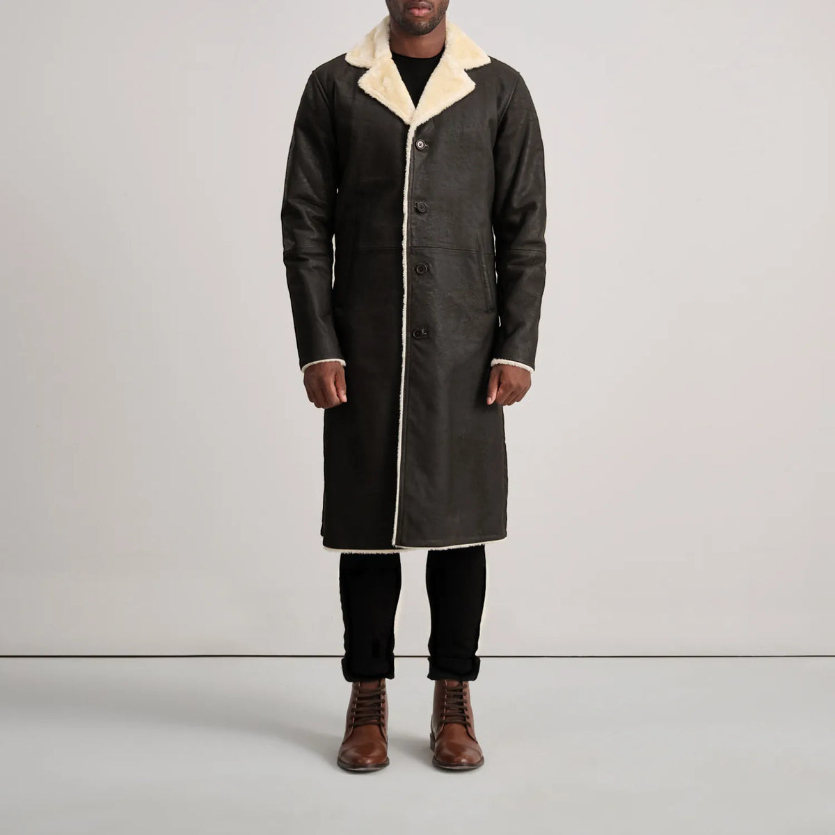 
Kolby Tumbled Brown Shearling Long Coat - Vue de profil mettant en valeur la coupe de manche ergonomique