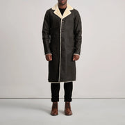 
Kolby Tumbled Brown Shearling Long Coat - Vue de profil mettant en valeur la coupe de manche ergonomique