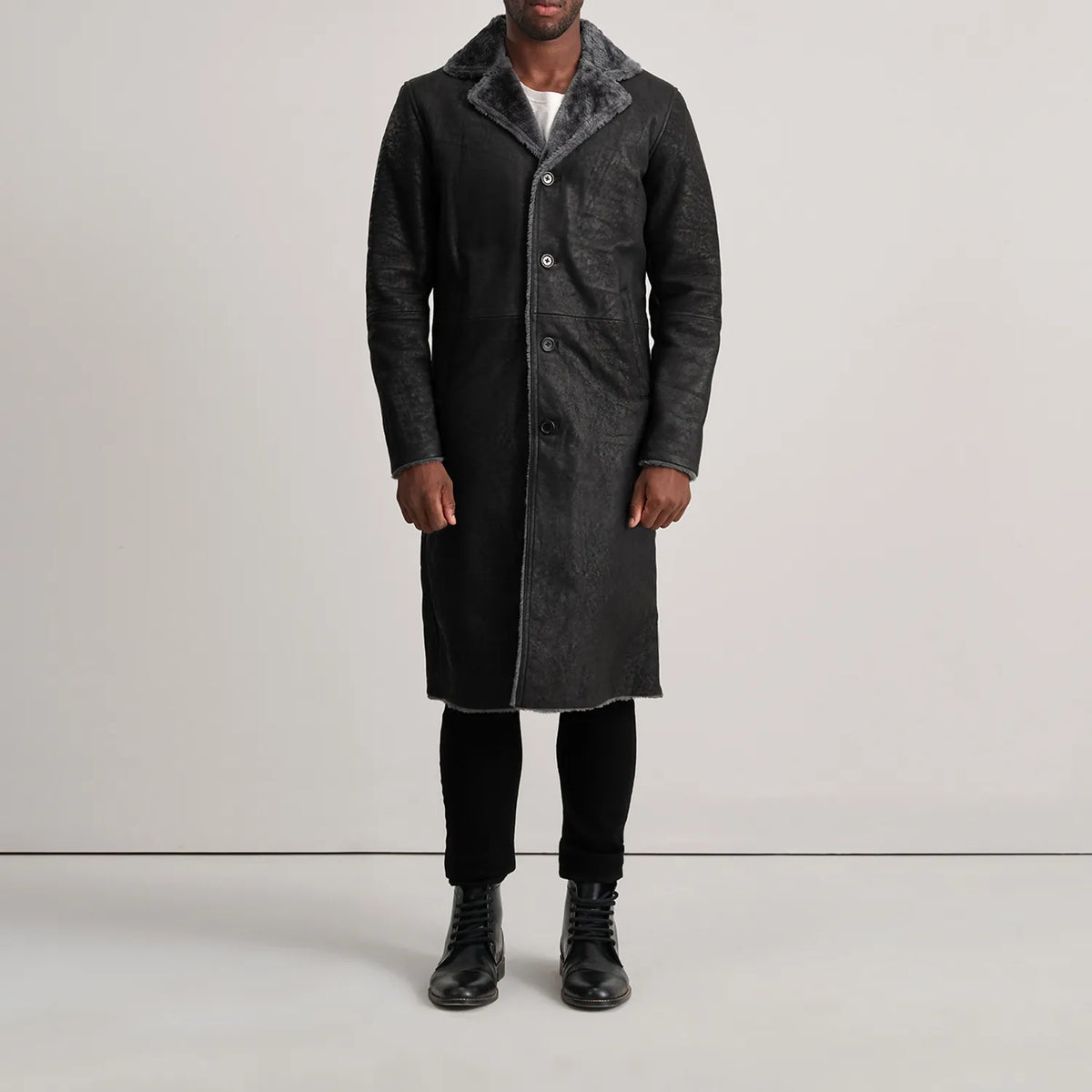 
Kolby Distressed Black Shearling Long Coat - Vue de profil mettant en valeur la coupe de manche ergonomique