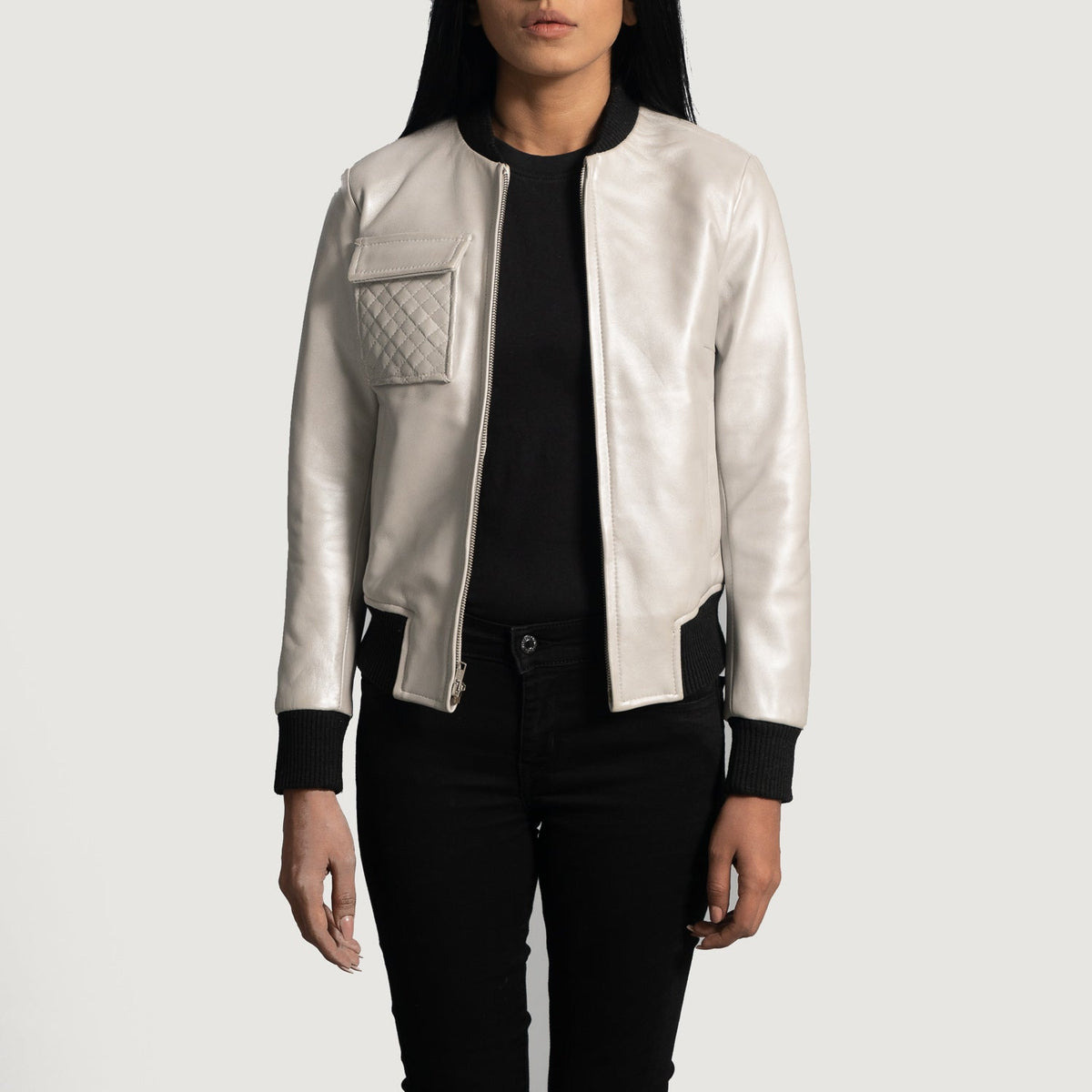 
Lana Silver Blouson Bombardier en Cuir pour Femme in Silver Sheepskin Leather - Vue de face & silhouette ajustée | Acheter en ligne