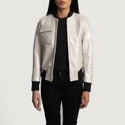 
Lana Silver Blouson Bombardier en Cuir pour Femme in Silver Sheepskin Leather - Vue de face & silhouette ajustée | Acheter en ligne