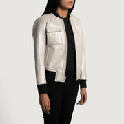 
Lana Silver Blouson Bombardier en Cuir pour Femme - Vue de profil mettant en valeur la coupe de manche ergonomique