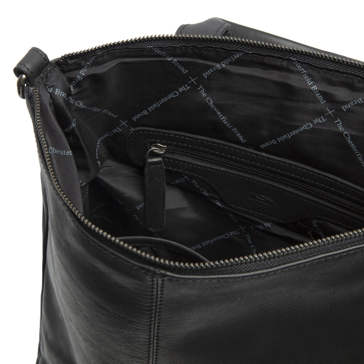 Solid Antique Brass Hardware &amp; Heavy-Duty Dual Zipper Detail on Manchester Full-Grain Leather Backpack pour Femme