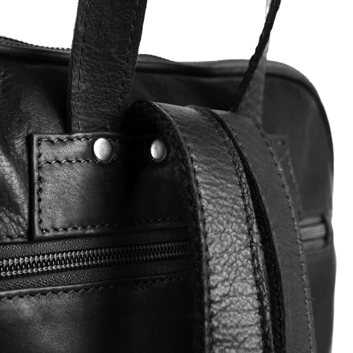 Solid Antique Brass Hardware &amp; Heavy-Duty Dual Zipper Detail on Naomi Full-Grain Leather Backpack pour Femme