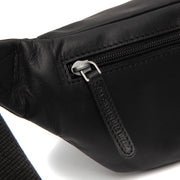 
Solid Antique Brass Hardware & Heavy-Duty Dual Zipper Detail on Brana Sac banane en cuir pleine fleur
