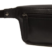 
Solid Antique Brass Hardware & Heavy-Duty Dual Zipper Detail on Toronto Sac banane en cuir pleine fleur