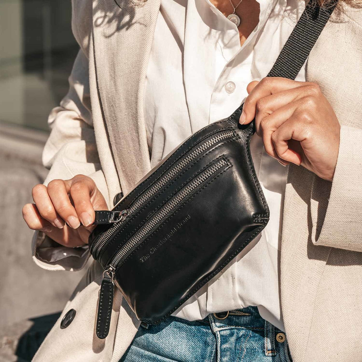 
Classic 100% Full-Grain leather Bag - Perspective arrière montrant les bretelles en cuir renforcées