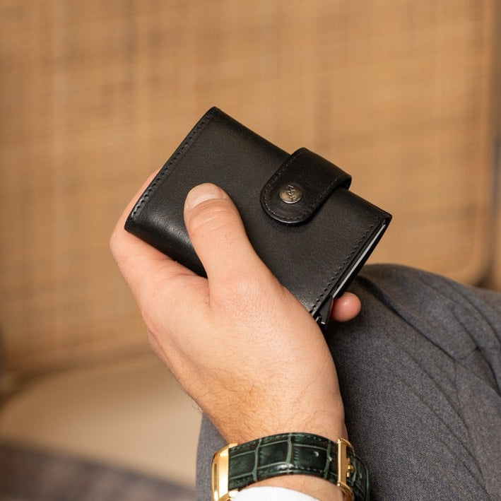 
Classic 100% Full-Grain Leather Card Holder - Perspective arrière montrant les bretelles en cuir renforcées