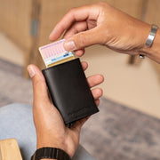 
Classic 100% Full-Grain Leather Card Holder - Perspective arrière montrant les bretelles en cuir renforcées