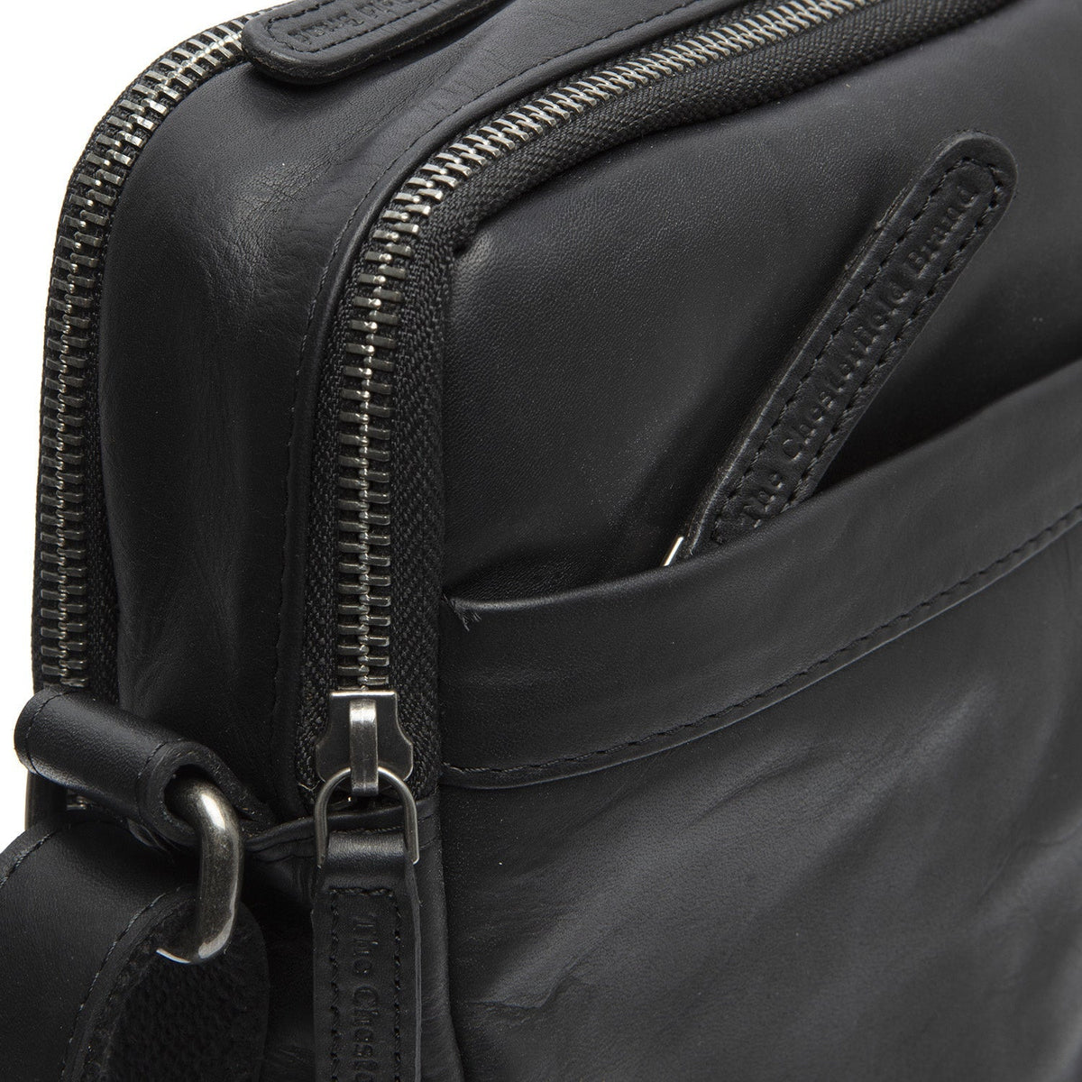
Solid Antique Brass Hardware & Heavy-Duty Dual Zipper Detail on Alva Sac besace en cuir pleine fleur