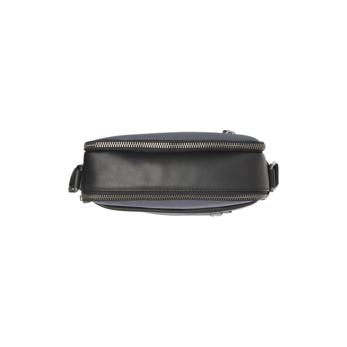 Arendal Full-Grain Leather Crossbody Bag - Profil latéral structuré montrant la profondeur du soufflet