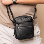 
Classic 100% Full-Grain leather Bag - Perspective arrière montrant les bretelles en cuir renforcées