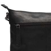 
Solid Antique Brass Hardware & Heavy-Duty Dual Zipper Detail on Faro Sac besace en cuir pleine fleur