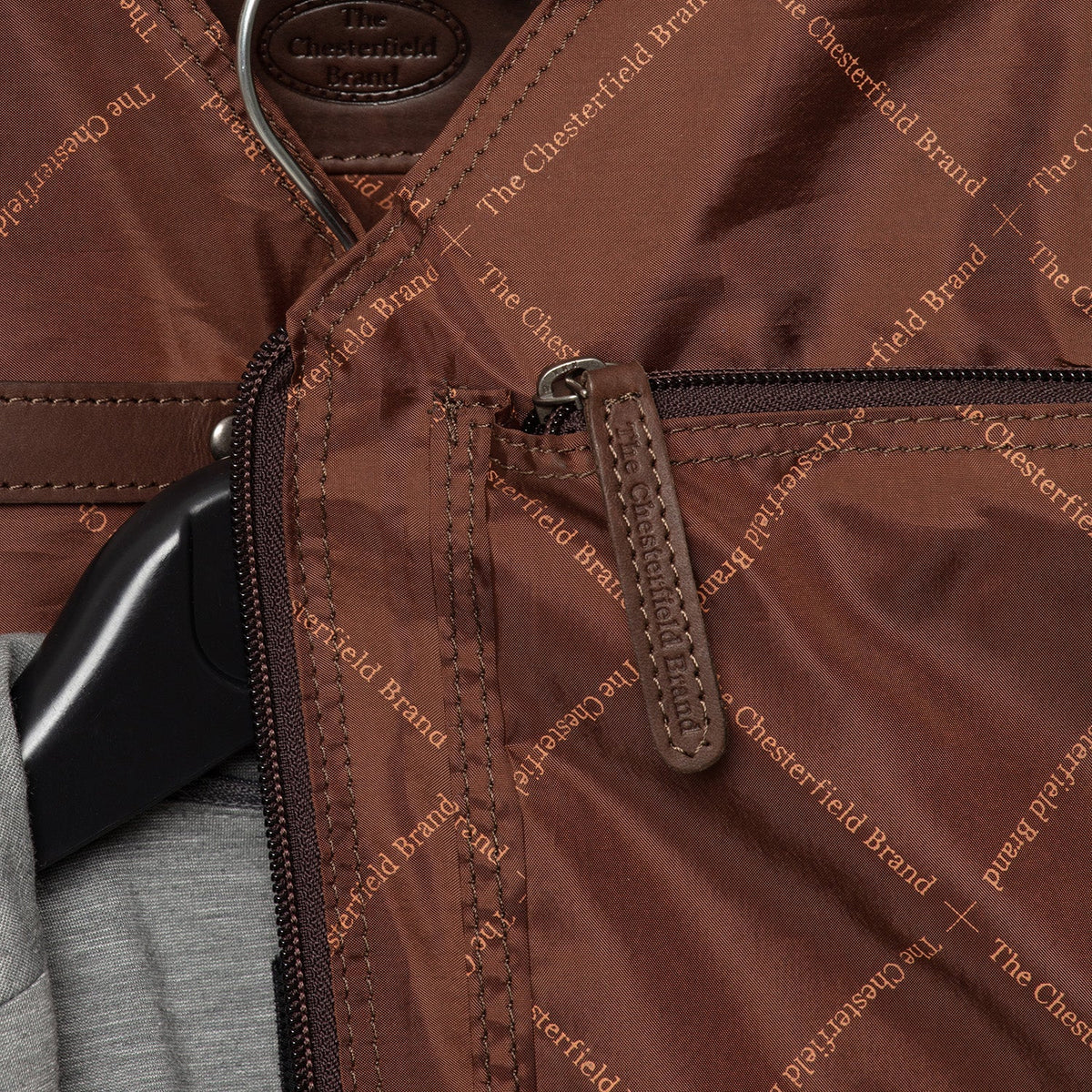 
Vue intérieure Showing Quilted Viscose Lining & Deux poches intérieures fonctionnelles
