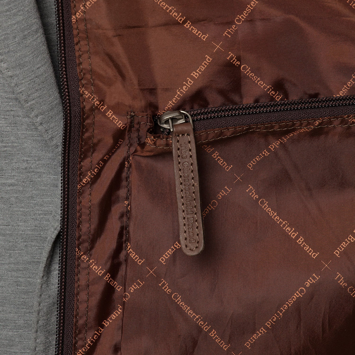 
Perspective portée de Leather Garment Bag Josh sur modèle - Tombé naturel à la lumière du jour