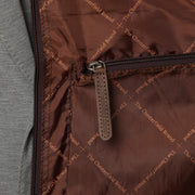 
Perspective portée de Leather Garment Bag Josh sur modèle - Tombé naturel à la lumière du jour