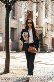 Styled Fit Perspective of Chili Full-Grain Leather Handbag pour Femme on Model - Natural Daylight Drape