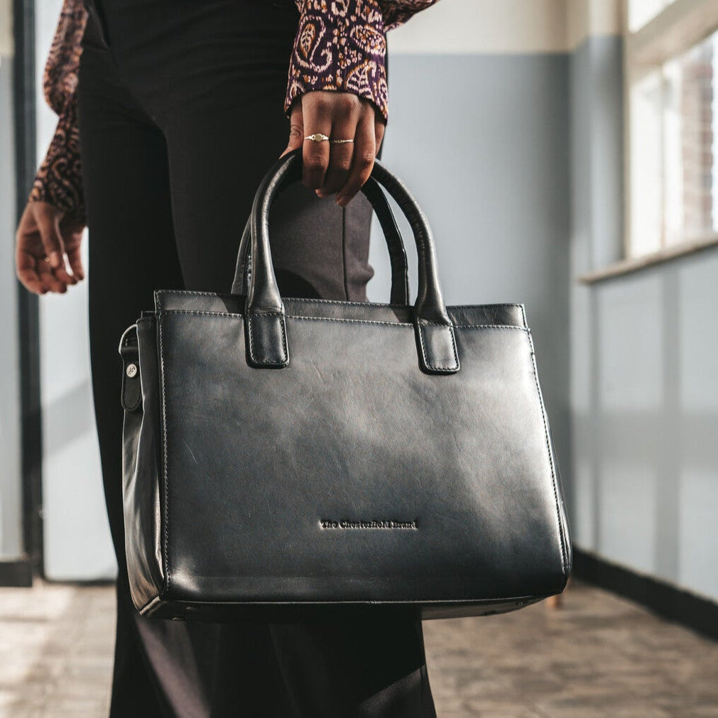 Classic 100% Full-Grain leather Goods - Vue arrière montrant la carrure ajustée et l'ourlet net