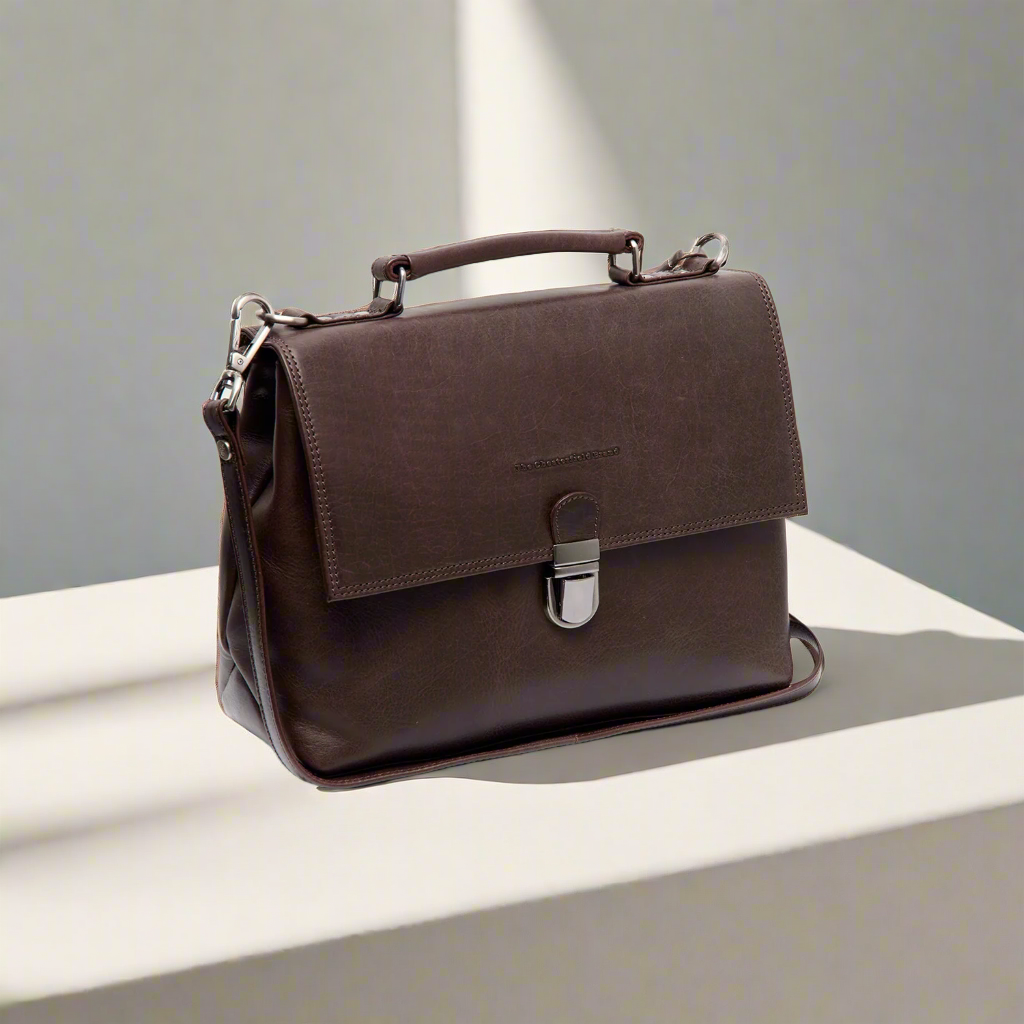 Styled Fit Perspective of Renata Full-Grain Leather Handbag pour Femme on Model - Natural Daylight Drape