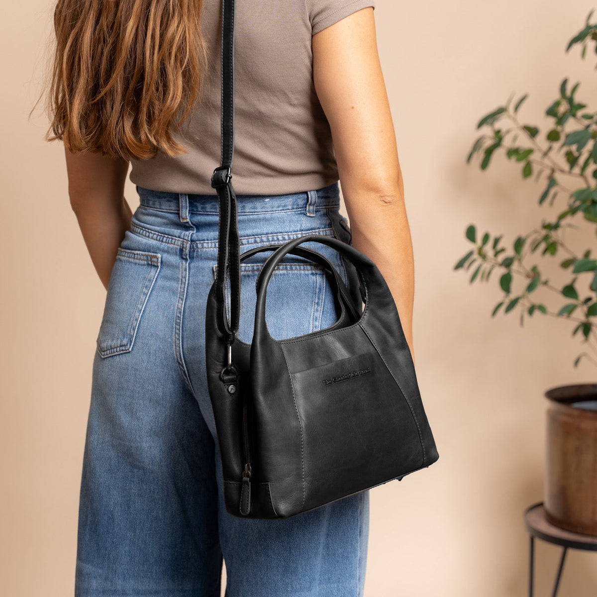 
Salina Sac à main en cuir pleine fleur - Vue de profil mettant en valeur la coupe de manche ergonomique