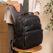 Austin Full-Grain Leather Laptop Backpack pour Femme - Structured Side Profile Showing Gusset Depth &amp; Expansion Capacity