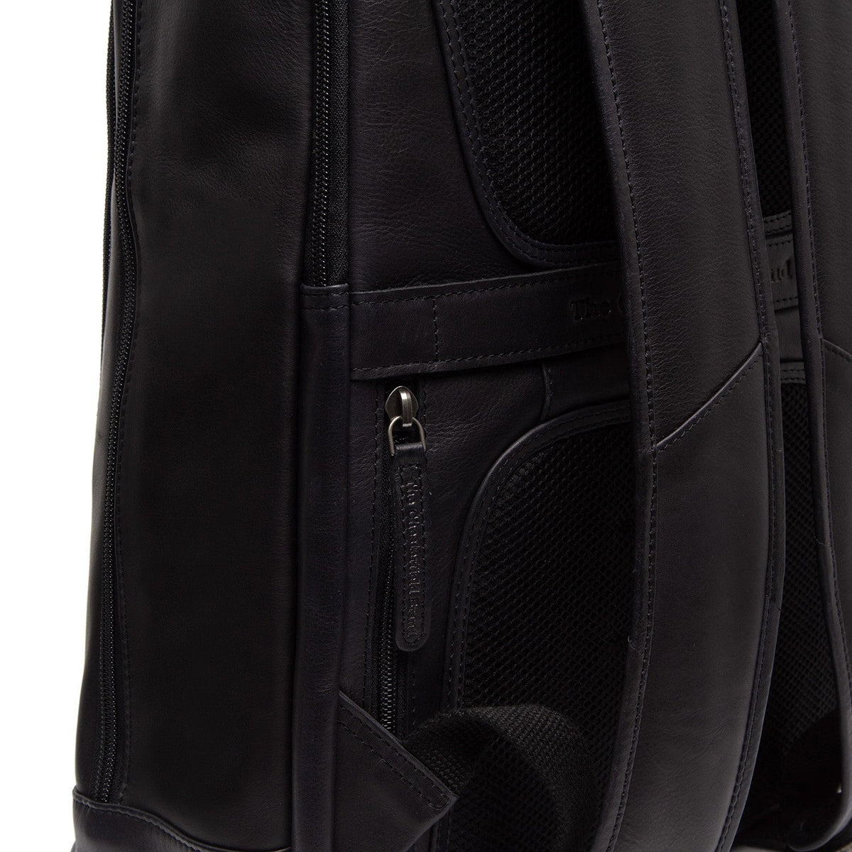 
Solid Antique Brass Hardware & Heavy-Duty Dual Zipper Detail on Detroit Sac à dos d'ordinateur en cuir pleine fleur