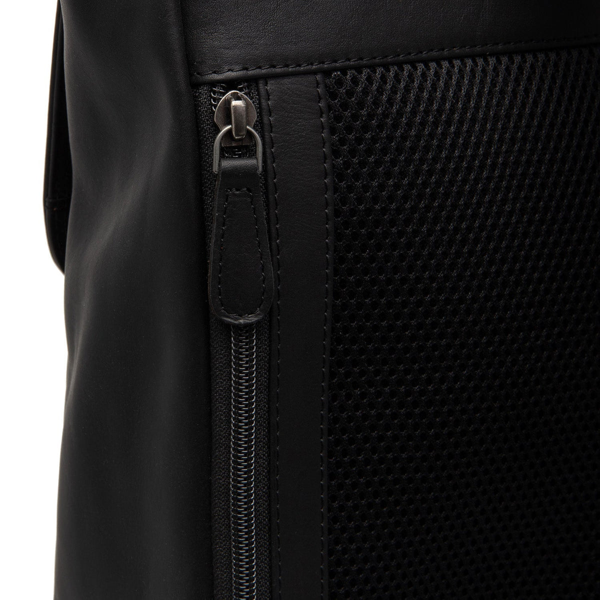 
Solid Antique Brass Hardware & Heavy-Duty Dual Zipper Detail on Farrow Sac à dos d'ordinateur en cuir pleine fleur