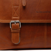 
Solid Antique Brass Hardware & Heavy-Duty Dual Zipper Detail on Imperia Sacoche d'ordinateur en cuir pleine fleur