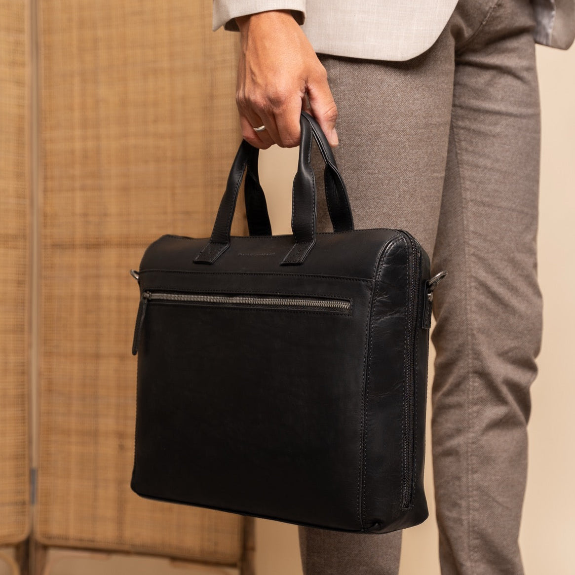 Levanto Full-Grain Leather Laptop Bag pour Femme - Structured Side Profile Showing Gusset Depth &amp; Expansion Capacity